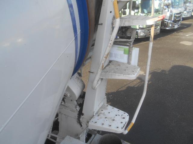 フォワード 　コンクリートミキサー車　上物カヤバ工業製　積載１１ｔ　ドラム容量８．９立米　ドラム混合４．５立米　２デフ　ホッパーカバー（要交換修理）　水タンク＆モーター付　２６０馬力　ベッド付　バックモニター付（37枚目）