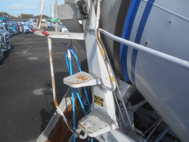 フォワード 　コンクリートミキサー車　上物カヤバ工業製　積載１１ｔ　ドラム容量８．９立米　ドラム混合４．５立米　２デフ　ホッパーカバー（要交換修理）　水タンク＆モーター付　２６０馬力　ベッド付　バックモニター付（38枚目）