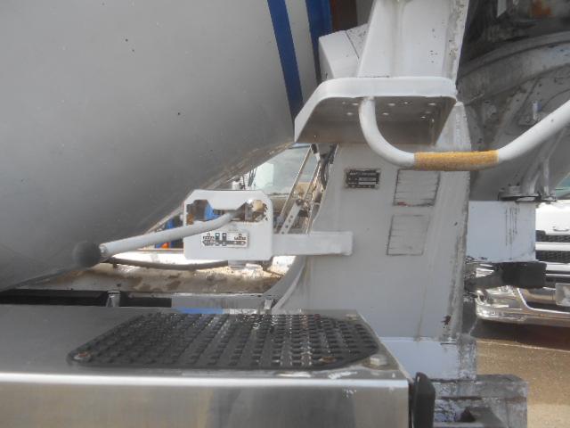 フォワード 　コンクリートミキサー車　上物カヤバ工業製　積載１１ｔ　ドラム容量８．９立米　ドラム混合４．５立米　２デフ　ホッパーカバー（要交換修理）　水タンク＆モーター付　２６０馬力　ベッド付　バックモニター付（39枚目）