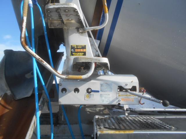 フォワード 　コンクリートミキサー車　上物カヤバ工業製　積載１１ｔ　ドラム容量８．９立米　ドラム混合４．５立米　２デフ　ホッパーカバー（要交換修理）　水タンク＆モーター付　２６０馬力　ベッド付　バックモニター付（41枚目）