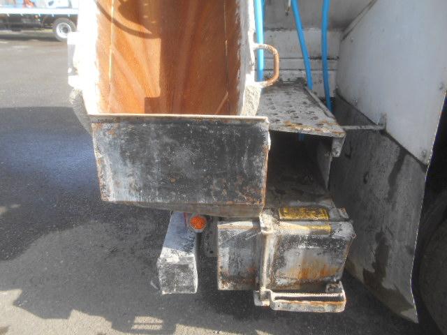 フォワード 　コンクリートミキサー車　上物カヤバ工業製　積載１１ｔ　ドラム容量８．９立米　ドラム混合４．５立米　２デフ　ホッパーカバー（要交換修理）　水タンク＆モーター付　２６０馬力　ベッド付　バックモニター付（42枚目）