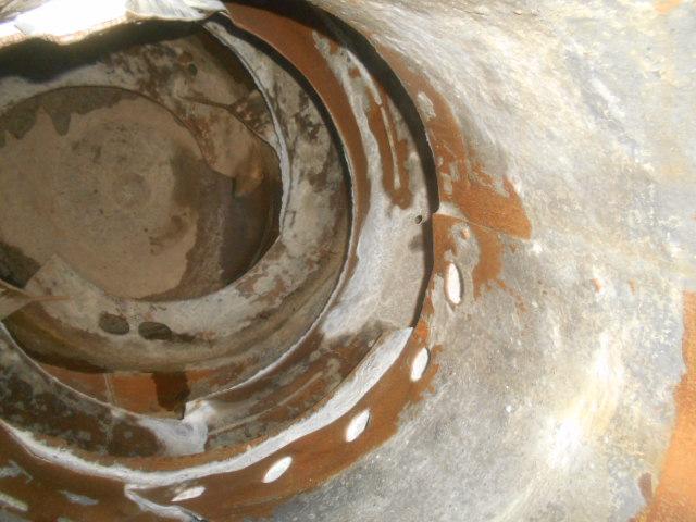 フォワード 　コンクリートミキサー車　上物カヤバ工業製　積載１１ｔ　ドラム容量８．９立米　ドラム混合４．５立米　２デフ　ホッパーカバー（要交換修理）　水タンク＆モーター付　２６０馬力　ベッド付　バックモニター付（44枚目）