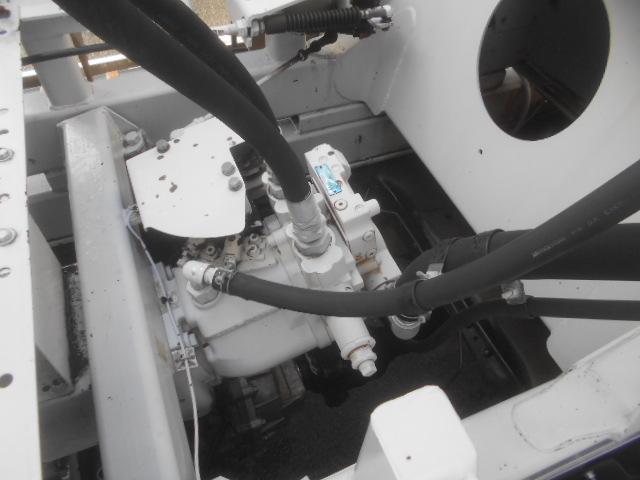 フォワード 　コンクリートミキサー車　上物カヤバ工業製　積載１１ｔ　ドラム容量８．９立米　ドラム混合４．５立米　２デフ　ホッパーカバー（要交換修理）　水タンク＆モーター付　２６０馬力　ベッド付　バックモニター付（45枚目）