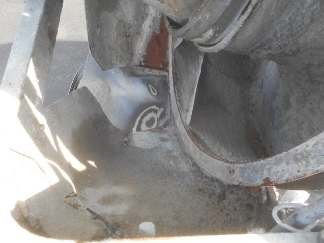 フォワード 　コンクリートミキサー車　上物カヤバ工業製　積載１１ｔ　ドラム容量８．９立米　ドラム混合４．５立米　２デフ　ホッパーカバー（要交換修理）　水タンク＆モーター付　２６０馬力　ベッド付　バックモニター付（46枚目）