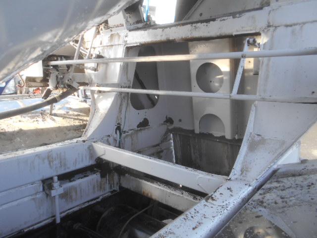 フォワード 　コンクリートミキサー車　上物カヤバ工業製　積載１１ｔ　ドラム容量８．９立米　ドラム混合４．５立米　２デフ　ホッパーカバー（要交換修理）　水タンク＆モーター付　２６０馬力　ベッド付　バックモニター付（47枚目）