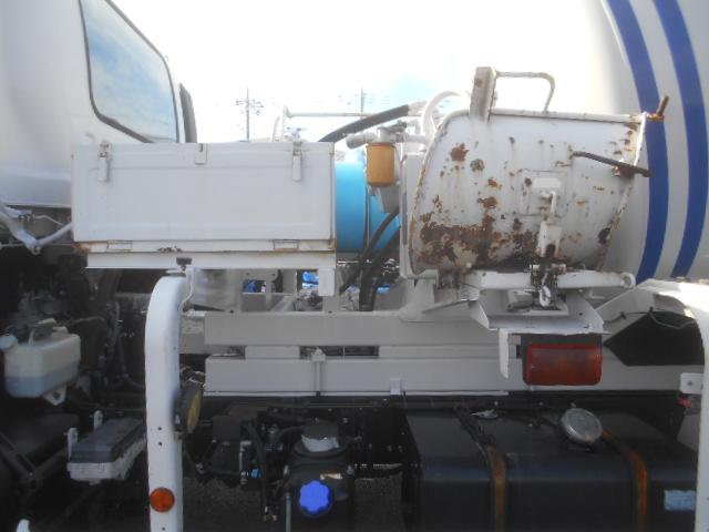 フォワード 　コンクリートミキサー車　上物カヤバ工業製　積載１１ｔ　ドラム容量８．９立米　ドラム混合４．５立米　２デフ　ホッパーカバー（要交換修理）　水タンク＆モーター付　２６０馬力　ベッド付　バックモニター付（48枚目）