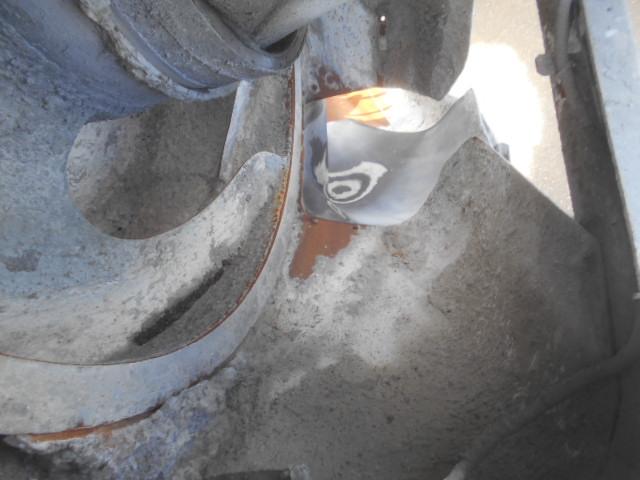 フォワード 　コンクリートミキサー車　上物カヤバ工業製　積載１１ｔ　ドラム容量８．９立米　ドラム混合４．５立米　２デフ　ホッパーカバー（要交換修理）　水タンク＆モーター付　２６０馬力　ベッド付　バックモニター付（50枚目）