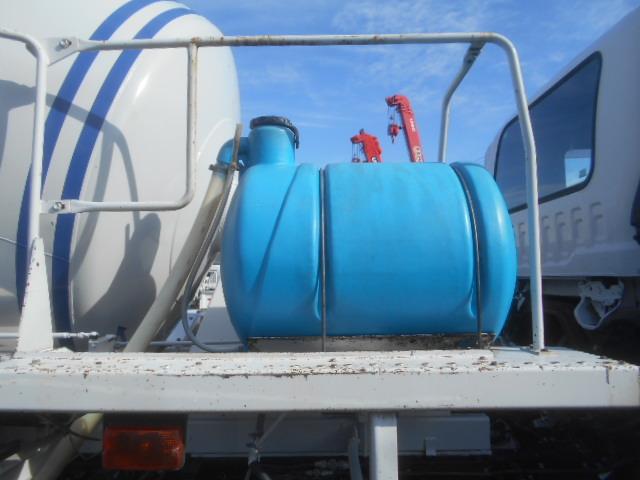 フォワード 　コンクリートミキサー車　上物カヤバ工業製　積載１１ｔ　ドラム容量８．９立米　ドラム混合４．５立米　２デフ　ホッパーカバー（要交換修理）　水タンク＆モーター付　２６０馬力　ベッド付　バックモニター付（52枚目）