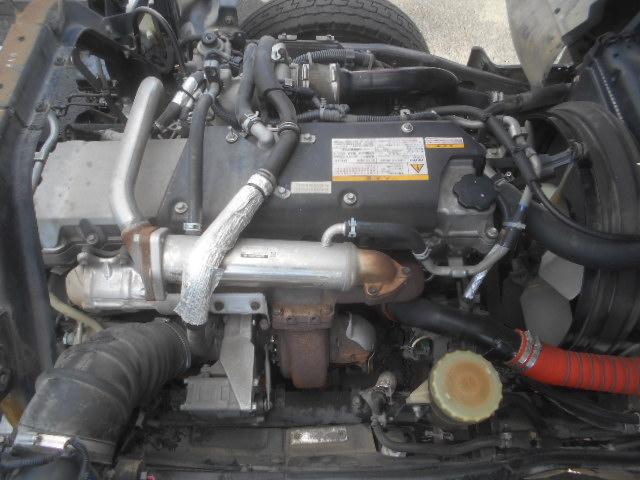 フォワード 　コンクリートミキサー車　上物カヤバ工業製　積載１１ｔ　ドラム容量８．９立米　ドラム混合４．５立米　２デフ　ホッパーカバー（要交換修理）　水タンク＆モーター付　２６０馬力　ベッド付　バックモニター付（54枚目）