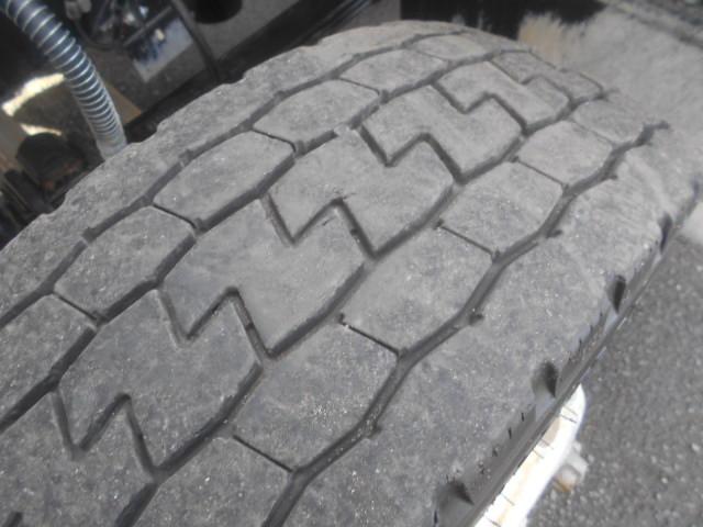 フォワード 　コンクリートミキサー車　上物カヤバ工業製　積載１１ｔ　ドラム容量８．９立米　ドラム混合４．５立米　２デフ　ホッパーカバー（要交換修理）　水タンク＆モーター付　２６０馬力　ベッド付　バックモニター付（57枚目）