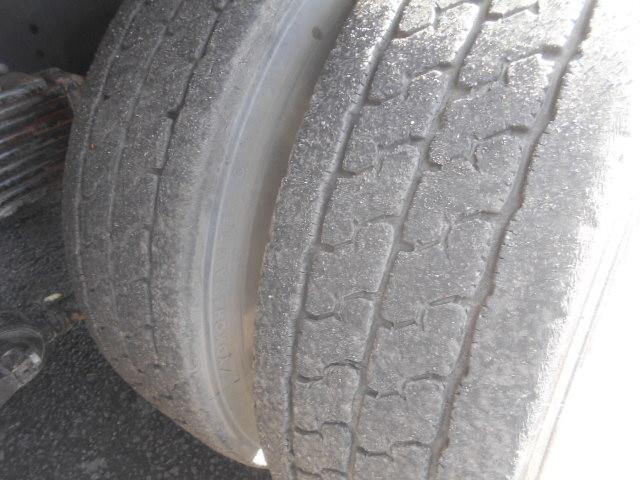 フォワード 　コンクリートミキサー車　上物カヤバ工業製　積載１１ｔ　ドラム容量８．９立米　ドラム混合４．５立米　２デフ　ホッパーカバー（要交換修理）　水タンク＆モーター付　２６０馬力　ベッド付　バックモニター付（64枚目）