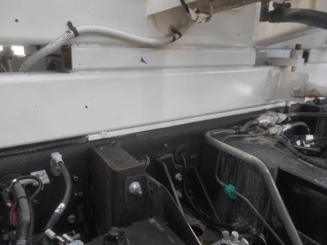 フォワード 　コンクリートミキサー車　上物カヤバ工業製　積載１１ｔ　ドラム容量８．９立米　ドラム混合４．５立米　２デフ　ホッパーカバー（要交換修理）　水タンク＆モーター付　２６０馬力　ベッド付　バックモニター付（73枚目）