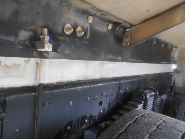 フォワード 　コンクリートミキサー車　上物カヤバ工業製　積載１１ｔ　ドラム容量８．９立米　ドラム混合４．５立米　２デフ　ホッパーカバー（要交換修理）　水タンク＆モーター付　２６０馬力　ベッド付　バックモニター付（74枚目）