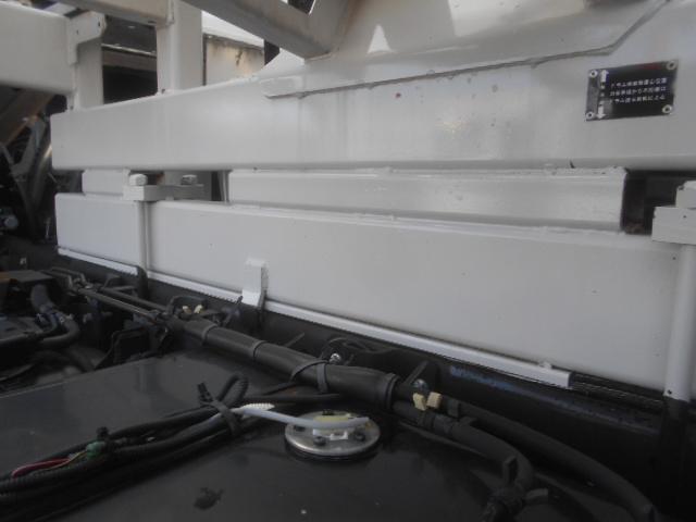 フォワード 　コンクリートミキサー車　上物カヤバ工業製　積載１１ｔ　ドラム容量８．９立米　ドラム混合４．５立米　２デフ　ホッパーカバー（要交換修理）　水タンク＆モーター付　２６０馬力　ベッド付　バックモニター付（75枚目）