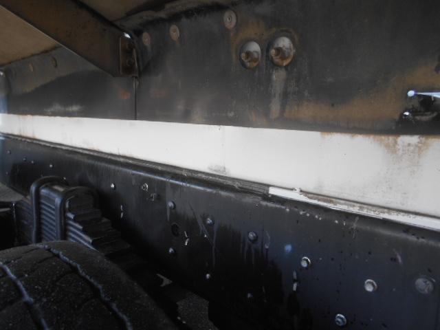 フォワード 　コンクリートミキサー車　上物カヤバ工業製　積載１１ｔ　ドラム容量８．９立米　ドラム混合４．５立米　２デフ　ホッパーカバー（要交換修理）　水タンク＆モーター付　２６０馬力　ベッド付　バックモニター付（76枚目）