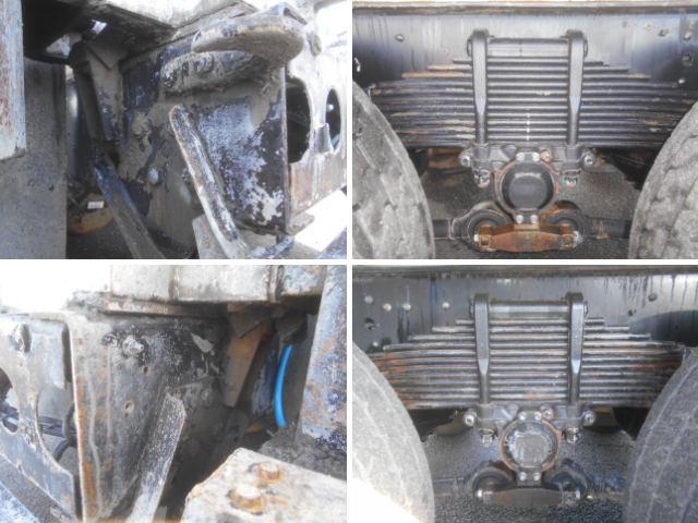 フォワード 　コンクリートミキサー車　上物カヤバ工業製　積載１１ｔ　ドラム容量８．９立米　ドラム混合４．５立米　２デフ　ホッパーカバー（要交換修理）　水タンク＆モーター付　２６０馬力　ベッド付　バックモニター付（79枚目）