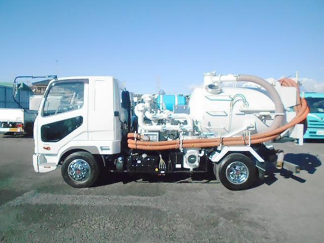 ファイター 　汚泥吸引車　上物モリタエコノス製　型式ＲＢＸ５０ＰＶＤＢＫ　風量５０立米／分　積載容量２２００Ｌ＋水タンク１００Ｌ　タンク・配管ステン　オールステン　走行１２０４５ｋｍ　ベッド付（5枚目）