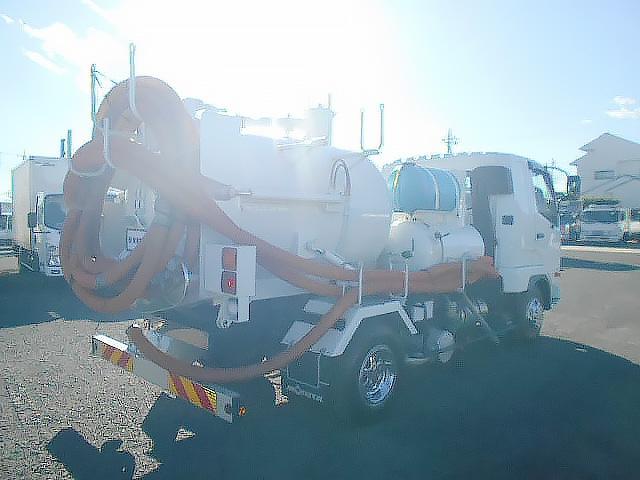 ファイター 　汚泥吸引車　上物モリタエコノス製　型式ＲＢＸ５０ＰＶＤＢＫ　風量５０立米／分　積載容量２２００Ｌ＋水タンク１００Ｌ　タンク・配管ステン　オールステン　走行１２０４５ｋｍ　ベッド付（6枚目）