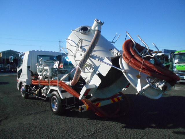 ファイター 　汚泥吸引車　上物モリタエコノス製　型式ＲＢＸ５０ＰＶＤＢＫ　風量５０立米／分　積載容量２２００Ｌ＋水タンク１００Ｌ　タンク・配管ステン　オールステン　走行１２０４５ｋｍ　ベッド付（19枚目）