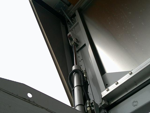 ファイター 　アルミウイング　上物パブコ製　荷台寸６２３ｘ２２３ｘ２３１　積載２．６５ｔ　６．２ｍセミワイドボディ　荷台床木張り　ラッシングレール２段　内フック５対　格納ＰＧ付パブコ製（18枚目）