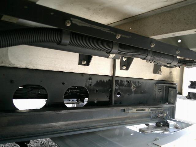 ファイター 　アルミウイング　上物パブコ製　荷台寸６２３ｘ２２３ｘ２３１　積載２．６５ｔ　６．２ｍセミワイドボディ　荷台床木張り　ラッシングレール２段　内フック５対　格納ＰＧ付パブコ製（73枚目）