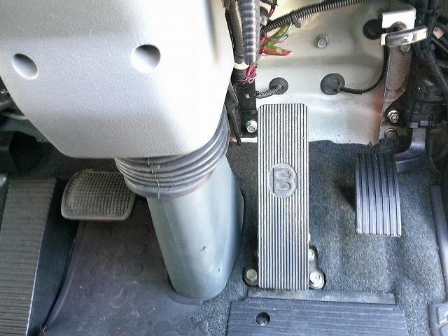 ファイター 　クレーン付平ボディ　上物古河ユニック製　４段ブーム　２．９ｔ吊　フックイン　角足、差違いアウトリガー　リアジャッキ付　積載７．１ｔ　荷台寸５０９ｘ２３８ｘ１７　ワイドボディ　荷台床木張り　内フック９対（11枚目）