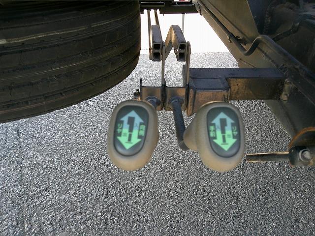 ファイター 　クレーン付平ボディ　上物古河ユニック製　４段ブーム　２．９ｔ吊　フックイン　角足、差違いアウトリガー　リアジャッキ付　積載７．１ｔ　荷台寸５０９ｘ２３８ｘ１７　ワイドボディ　荷台床木張り　内フック９対（23枚目）