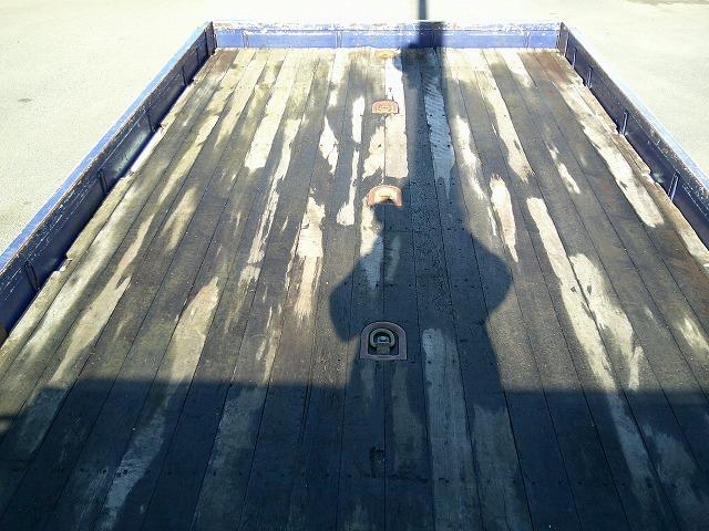 ファイター 　クレーン付平ボディ　上物古河ユニック製　４段ブーム　２．９ｔ吊　フックイン　角足、差違いアウトリガー　リアジャッキ付　積載７．１ｔ　荷台寸５０９ｘ２３８ｘ１７　ワイドボディ　荷台床木張り　内フック９対（31枚目）