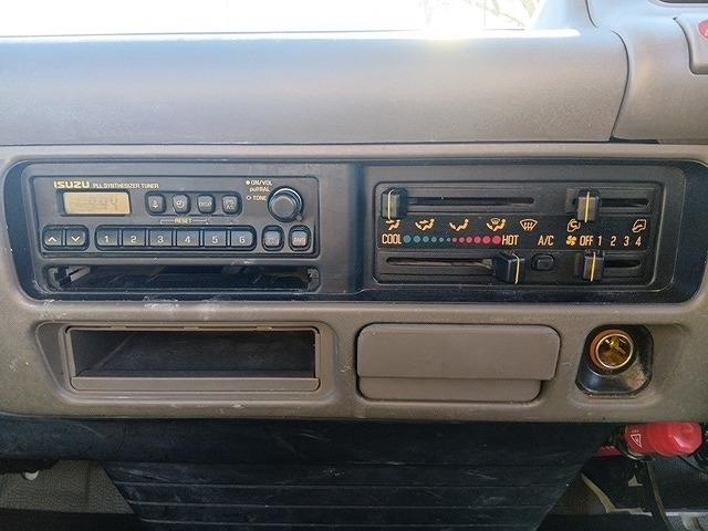 エルフトラック 　クレーン付平ボディ　上物タダノ製　４段ブーム　ラジコン付（無線）　フックイン　２．６ｔ吊り　積載３ｔ　ワイドロングボディ　アオリ５方開　荷台寸４１１ｘ２０８ｘ３７（14枚目）