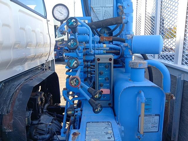 エルフトラック 　クレーン付平ボディ　上物タダノ製　４段ブーム　ラジコン付（無線）　フックイン　２．６ｔ吊り　積載３ｔ　ワイドロングボディ　アオリ５方開　荷台寸４１１ｘ２０８ｘ３７（18枚目）