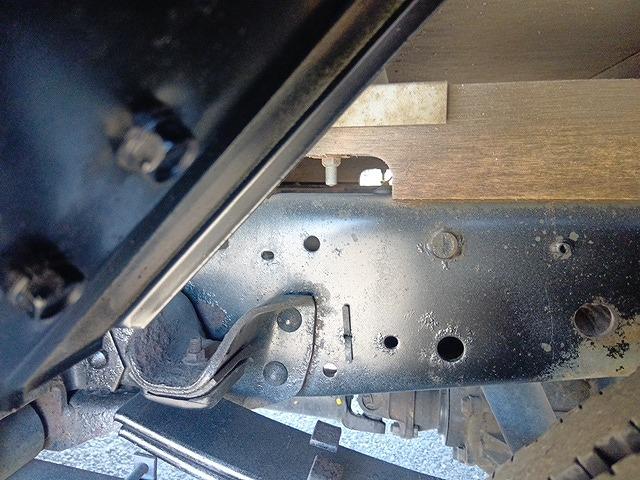 エルフトラック 　クレーン付平ボディ　上物タダノ製　４段ブーム　ラジコン付（無線）　フックイン　２．６ｔ吊り　積載３ｔ　ワイドロングボディ　アオリ５方開　荷台寸４１１ｘ２０８ｘ３７（64枚目）