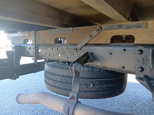 エルフトラック 　クレーン付平ボディ　上物タダノ製　４段ブーム　ラジコン付（無線）　フックイン　２．６ｔ吊り　積載３ｔ　ワイドロングボディ　アオリ５方開　荷台寸４１１ｘ２０８ｘ３７（74枚目）