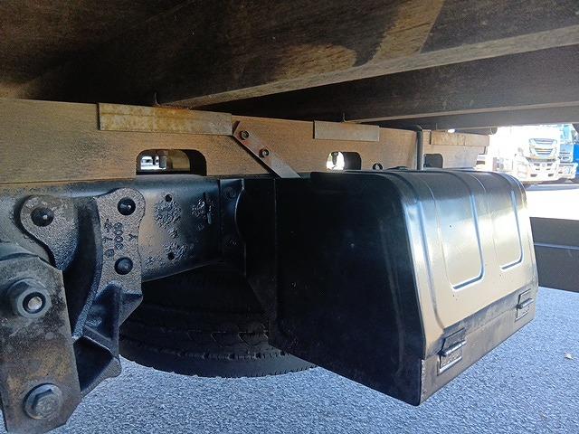 エルフトラック 　クレーン付平ボディ　上物タダノ製　４段ブーム　ラジコン付（無線）　フックイン　２．６ｔ吊り　積載３ｔ　ワイドロングボディ　アオリ５方開　荷台寸４１１ｘ２０８ｘ３７（75枚目）