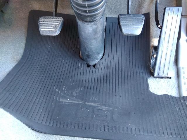 キャンター 　クレーン付平ボディ　上物古河ユニック製　４段ブーム　ラジコン付（無線）　２．３ｔ吊　リアジャッキ付　フックイン　ショートボディ　積載２ｔ　荷台寸法２４５×１６０×３８　荷台床鉄板張り（22枚目）