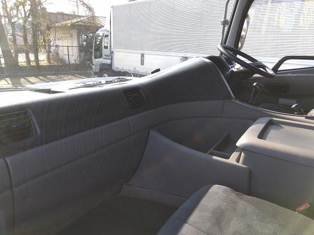 クオン 　アルミウイング　上物日本フルハーフ製　積載１４．１ｔ　荷台寸法９６０×２４０×２５０　荷台床木張り　ラッシングレール２段　可倒式中柱　エアラインレール　あおり開閉サポート付　スタンションホール（10枚目）