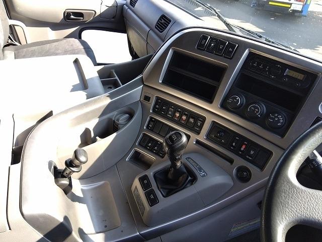 クオン 　アルミウイング　上物日本フルハーフ製　積載１４．１ｔ　荷台寸法９６０×２４０×２５０　荷台床木張り　ラッシングレール２段　可倒式中柱　エアラインレール　あおり開閉サポート付　スタンションホール（12枚目）