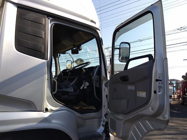 クオン 　アルミウイング　上物日本フルハーフ製　積載１４．１ｔ　荷台寸法９６０×２４０×２５０　荷台床木張り　ラッシングレール２段　可倒式中柱　エアラインレール　あおり開閉サポート付　スタンションホール（14枚目）