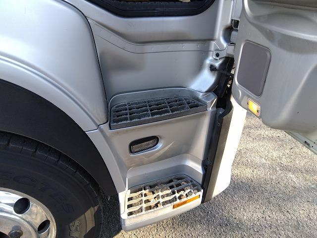 クオン 　アルミウイング　上物日本フルハーフ製　積載１４．１ｔ　荷台寸法９６０×２４０×２５０　荷台床木張り　ラッシングレール２段　可倒式中柱　エアラインレール　あおり開閉サポート付　スタンションホール（15枚目）