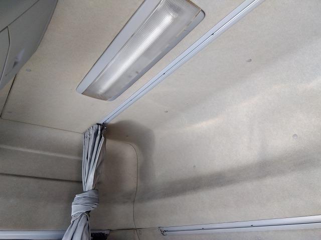 クオン 　アルミウイング　上物日本フルハーフ製　積載１４．１ｔ　荷台寸法９６０×２４０×２５０　荷台床木張り　ラッシングレール２段　可倒式中柱　エアラインレール　あおり開閉サポート付　スタンションホール（16枚目）