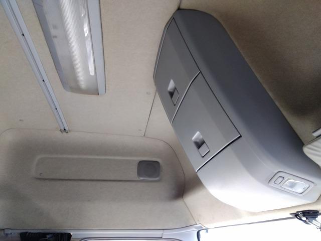 クオン 　アルミウイング　上物日本フルハーフ製　積載１４．１ｔ　荷台寸法９６０×２４０×２５０　荷台床木張り　ラッシングレール２段　可倒式中柱　エアラインレール　あおり開閉サポート付　スタンションホール（17枚目）