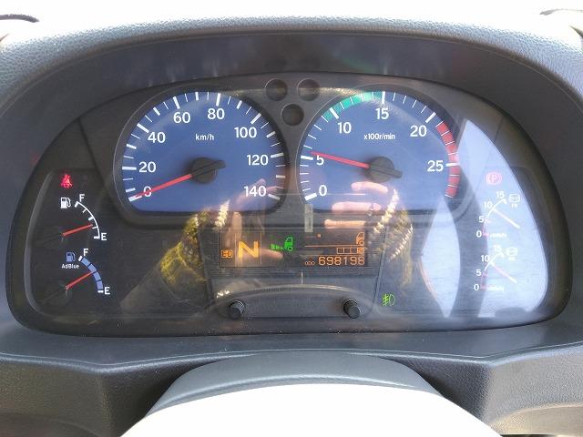 クオン 　アルミウイング　上物日本フルハーフ製　積載１４．１ｔ　荷台寸法９６０×２４０×２５０　荷台床木張り　ラッシングレール２段　可倒式中柱　エアラインレール　あおり開閉サポート付　スタンションホール（18枚目）