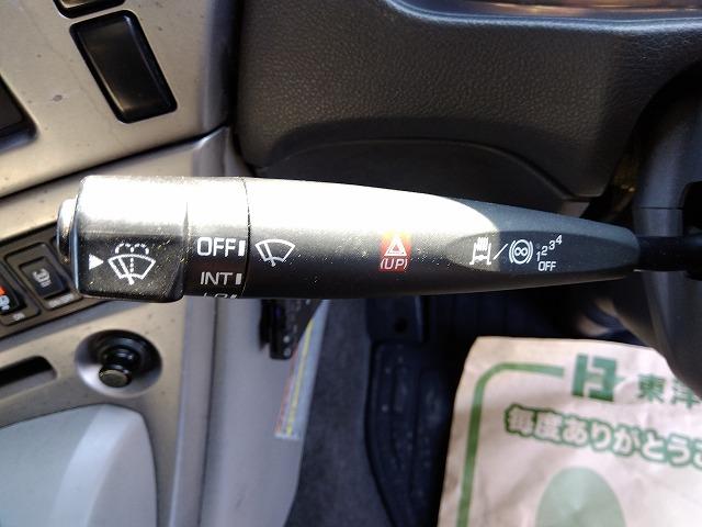 クオン 　アルミウイング　上物日本フルハーフ製　積載１４．１ｔ　荷台寸法９６０×２４０×２５０　荷台床木張り　ラッシングレール２段　可倒式中柱　エアラインレール　あおり開閉サポート付　スタンションホール（22枚目）