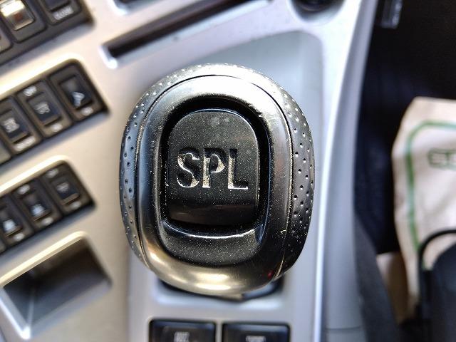 クオン 　アルミウイング　上物日本フルハーフ製　積載１４．１ｔ　荷台寸法９６０×２４０×２５０　荷台床木張り　ラッシングレール２段　可倒式中柱　エアラインレール　あおり開閉サポート付　スタンションホール（23枚目）