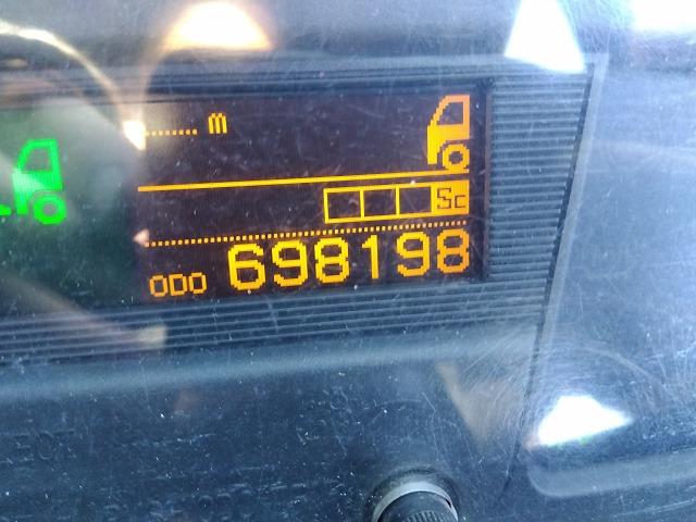 クオン 　アルミウイング　上物日本フルハーフ製　積載１４．１ｔ　荷台寸法９６０×２４０×２５０　荷台床木張り　ラッシングレール２段　可倒式中柱　エアラインレール　あおり開閉サポート付　スタンションホール（25枚目）