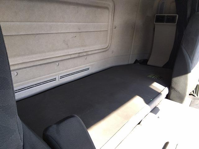 クオン 　アルミウイング　上物日本フルハーフ製　積載１４．１ｔ　荷台寸法９６０×２４０×２５０　荷台床木張り　ラッシングレール２段　可倒式中柱　エアラインレール　あおり開閉サポート付　スタンションホール（26枚目）