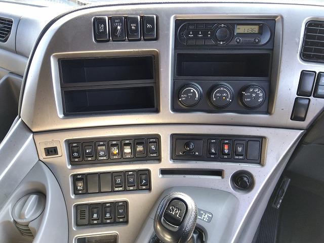 クオン 　アルミウイング　上物日本フルハーフ製　積載１４．１ｔ　荷台寸法９６０×２４０×２５０　荷台床木張り　ラッシングレール２段　可倒式中柱　エアラインレール　あおり開閉サポート付　スタンションホール（27枚目）