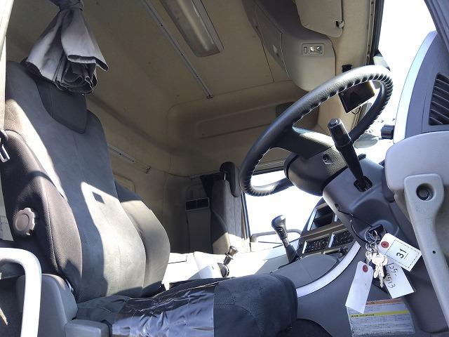 クオン 　アルミウイング　上物日本フルハーフ製　積載１４．１ｔ　荷台寸法９６０×２４０×２５０　荷台床木張り　ラッシングレール２段　可倒式中柱　エアラインレール　あおり開閉サポート付　スタンションホール（29枚目）