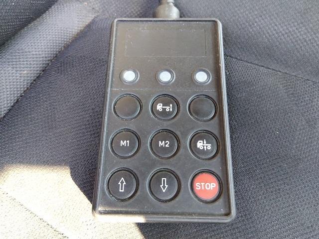 クオン 　アルミウイング　上物日本フルハーフ製　積載１４．１ｔ　荷台寸法９６０×２４０×２５０　荷台床木張り　ラッシングレール２段　可倒式中柱　エアラインレール　あおり開閉サポート付　スタンションホール（31枚目）