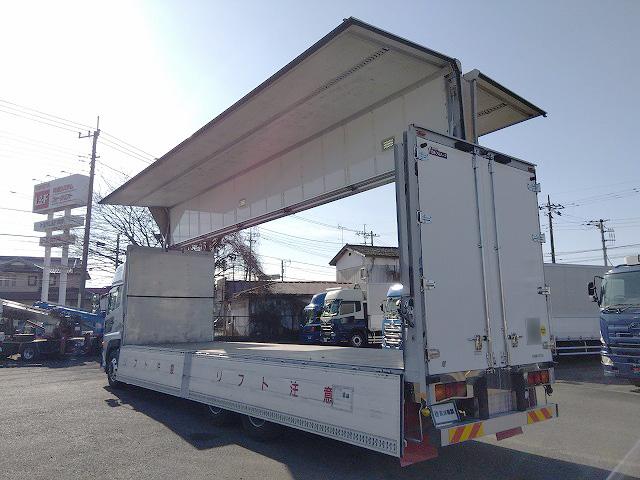 クオン 　アルミウイング　上物日本フルハーフ製　積載１４．１ｔ　荷台寸法９６０×２４０×２５０　荷台床木張り　ラッシングレール２段　可倒式中柱　エアラインレール　あおり開閉サポート付　スタンションホール（37枚目）