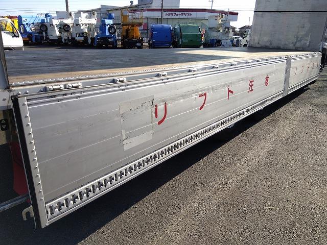 クオン 　アルミウイング　上物日本フルハーフ製　積載１４．１ｔ　荷台寸法９６０×２４０×２５０　荷台床木張り　ラッシングレール２段　可倒式中柱　エアラインレール　あおり開閉サポート付　スタンションホール（44枚目）